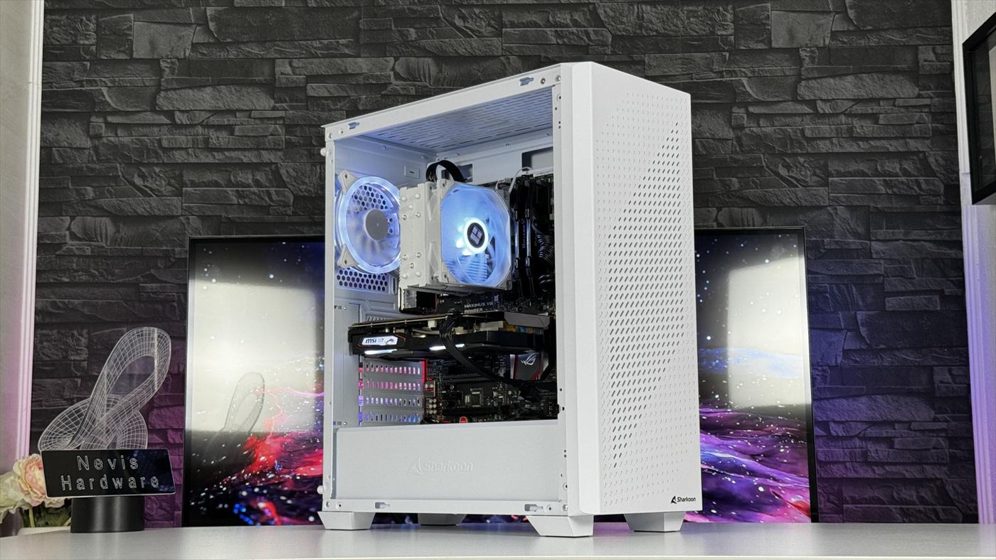Wei&szlig;er Gaming-PC mit sichtbarer Hardware vor zwei Monitoren